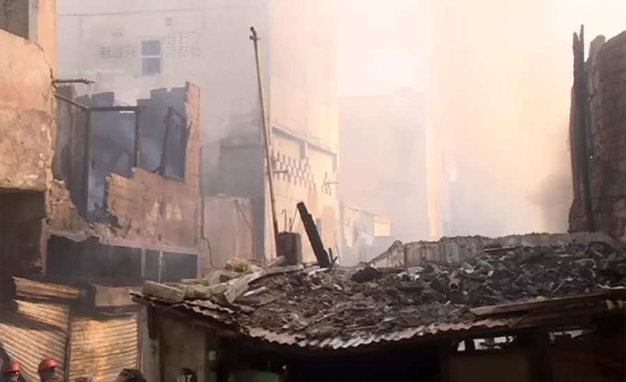 کراچی کے علاقے پرانا حاجی کیمپ میں ٹمبر مارکیٹ میں آتشزدگی ، تین دکانیں جل گئیں