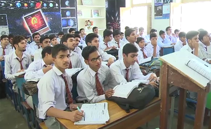 لاہور ہائی کورٹ نے نجی اسکولز کو اضافی فیس ادا نہ کرنے والے بچوں کو نکالنے سے روک دیا