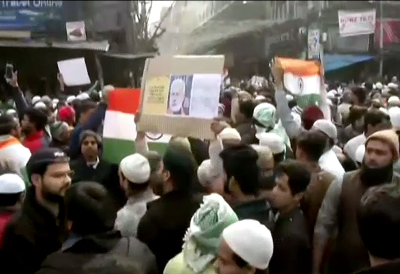 متنازعہ بل کیخلاف مظاہروں نے بھارت کے درودیوار ہلا دیئے، ہلاکتیں 24 ہو گئیں