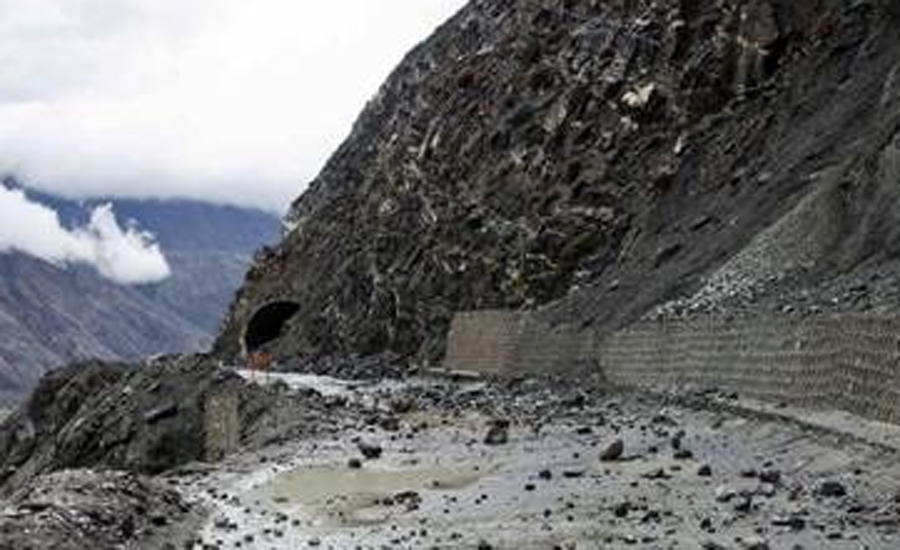 گلگت بلتستان میں زلزلے کے جھٹکے ، لینڈ سلائیڈنگ سے متعدد شاہرات بلاک