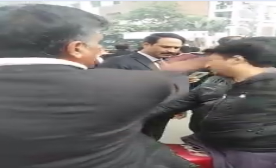 وکلاء کے شہری پر تشدد کی ایک اور ویڈیو سامنے آگئی