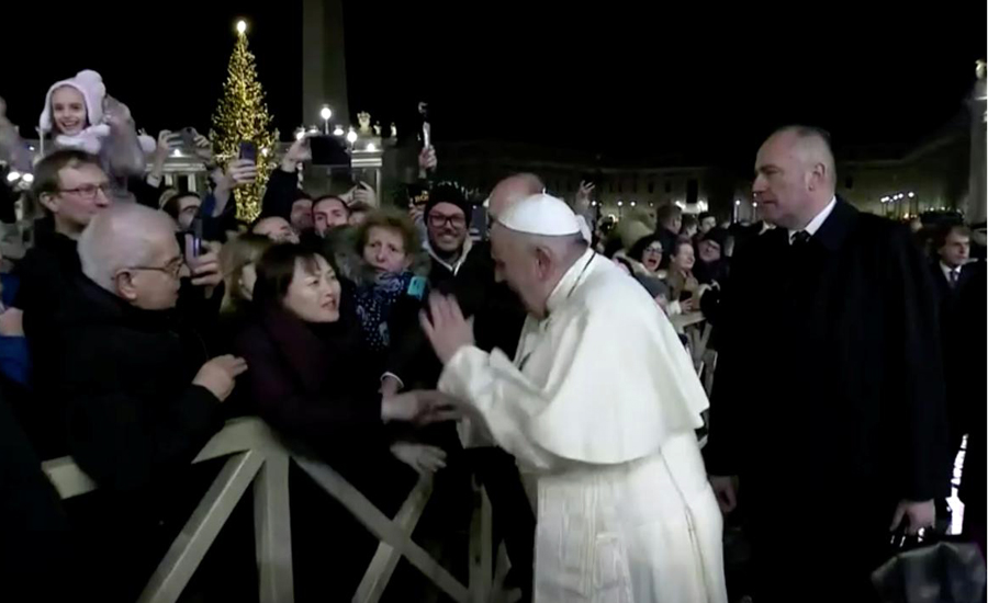 پوپ فرانسس نے سینٹ پیٹرز اسکوائر میں خاتون کا ہاتھ جھٹک دیا