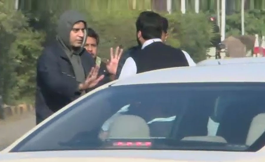 حسان نیازی پھر آؤٹ آف کنٹرول، گاڑی کو ٹکر مارنے پر شہری کو مکا جڑ دیا