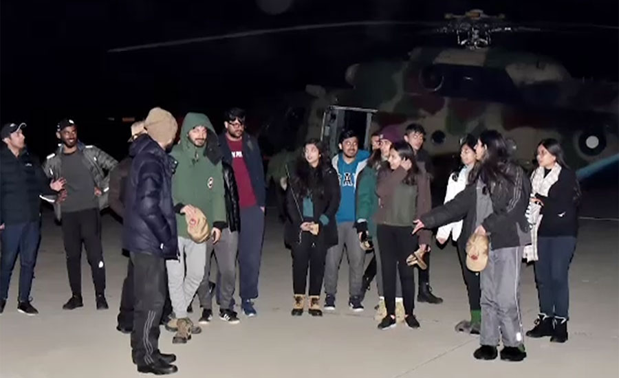 پاک فوج کا رٹو میں امدادی آپریشن ، لمز کے 22 طلبا کو راولپنڈی پہنچا دیا