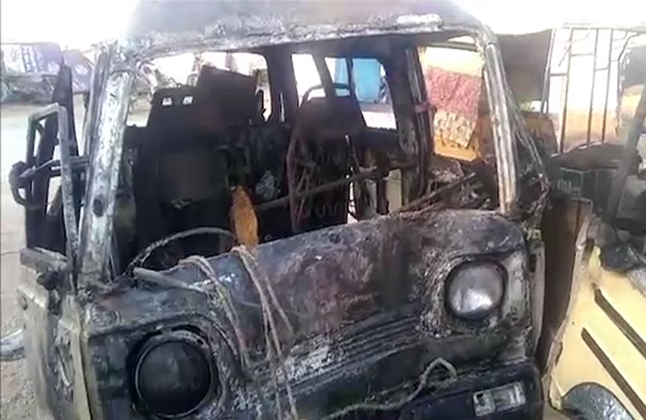 کراچی، گاڑی میں آگ لگنےسے جھلس کر جاں بحق افراد کی تعداد 9 ہوگئی
