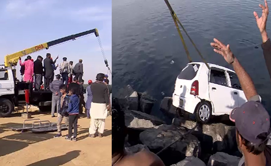 کراچی میں سی ویو پر گاڑی سمندر میں ڈوب گئی ، دو افراد جاں بحق