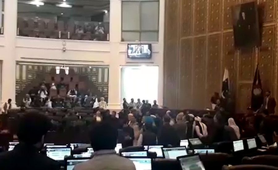 خیبرپختونخوا اسمبلی اجلاس میں پھر ہنگامہ آرائی، اپوزیشن کا اسپیکر سے معافی مانگنے کا مطالبہ