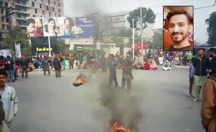 فائرنگ سے ہلاک نوجوان کی لاش فردوس مارکیٹ چوک پر رکھ کر لواحقین کا احتجاج