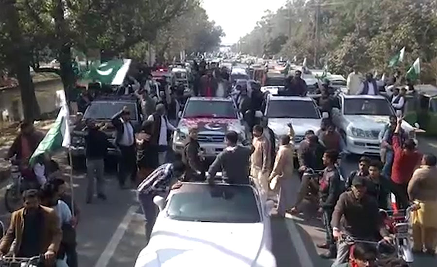 لاہور میں عوامی رکشہ یونین کا مہنگائی کےخلاف لکژری گاڑیوں پر احتجاج