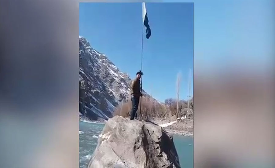 ایل او سی پر کھرمنگ کے نوجوان نے دریائے سندھ کے درمیان پاکستانی پرچم لہرا دیا