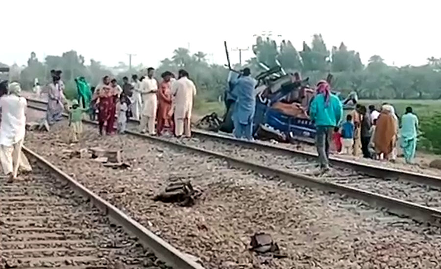 روہڑی کے قریب مسافر بس ٹرین کی زد میں آگئی، 19 افراد جاں بحق، 26 زخمی
