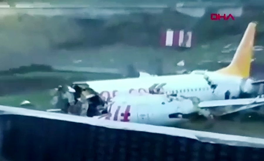 ترکی میں مسافر طیارہ لینڈنگ کے دوران پھسل گیا ، تین مسافر ہلاک ،157 زخمی
