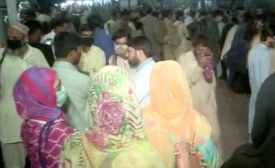 کینٹ اسٹیشن کراچی پر  عوام نے لاک ڈاؤن کی دھجیاں اڑا دیں ‏