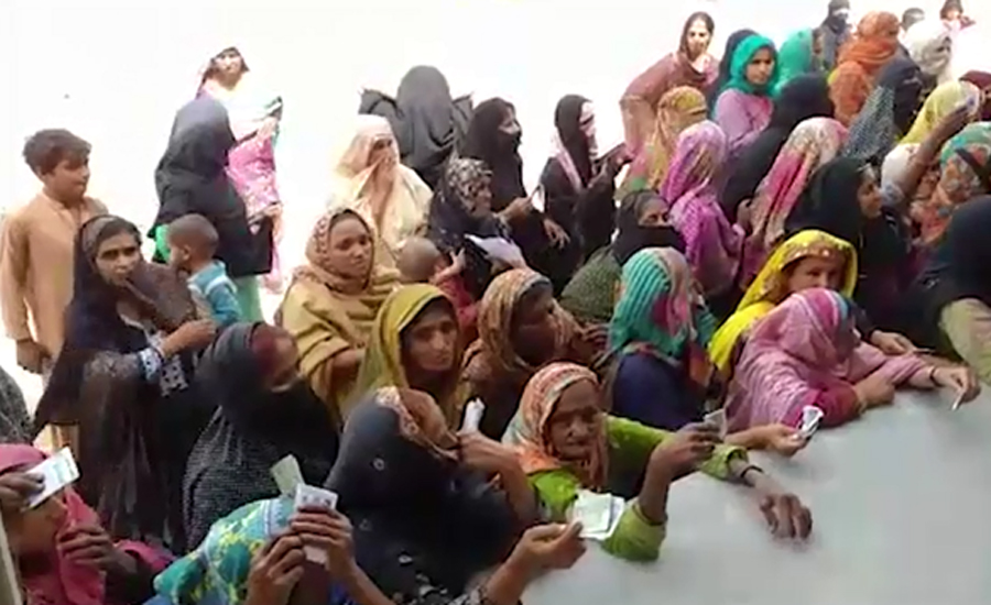 لاڑکانہ میں 12 ہزار روپے امداد لینے کیلئے آنیوالی خواتین کا رش