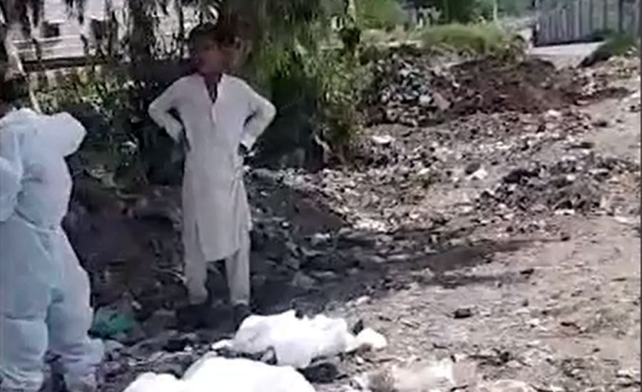 پشاور انتظامیہ کی غفلت ، کورنا بچاؤ کی کٹس گندگی کے ڈھیر پر پھینک دیں