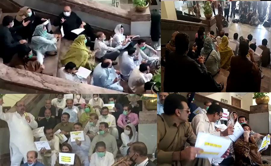سندھ کی اپوزیشن جماعتوں نے صوبائی اسمبلی کی سیڑھیوں پر احتجاجی اسمبلی سجالی