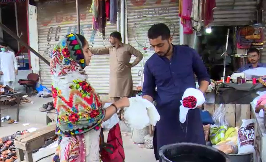 فیصل آباد، خواتین عید ملبوسات کیساتھ میچنگ کیلئے دوپٹے رنگائی کروانے مارکیٹ پہنچ گئیں