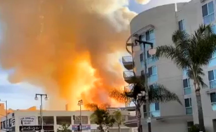 لاس اینجلس کے نشیبی علاقے میں بھڑکنے والی آگ کی زد میں آکر گیارہ فائر فائٹرز جھلس گئے