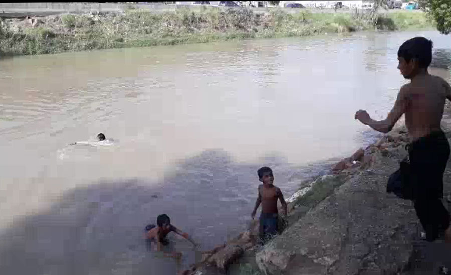 پنجاب اور سندھ میں شدید گرمی ، منچلوں نے گرمی بھگانے کیلئے نہروں پر ڈیرے ڈال لئے