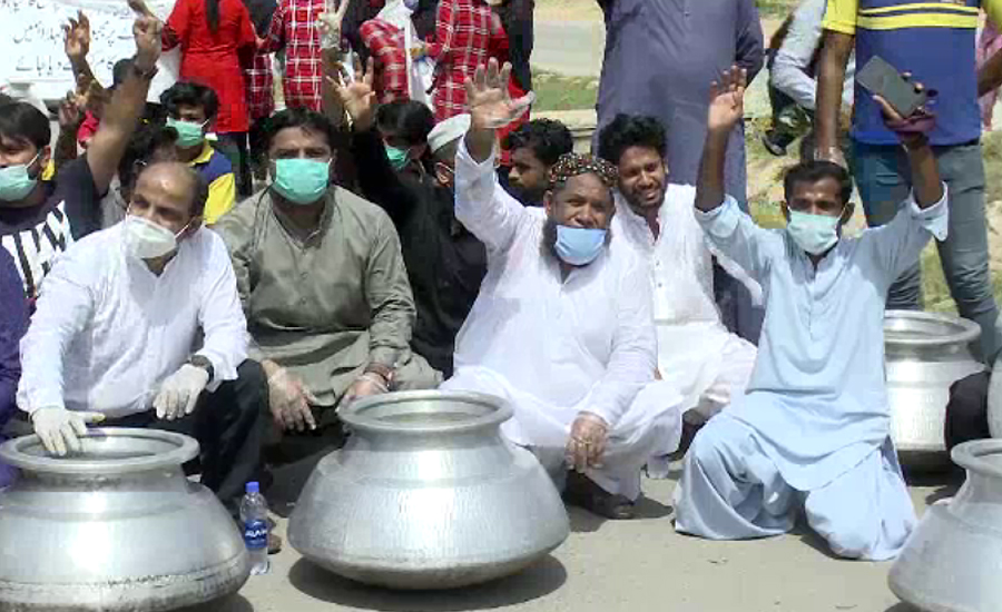 کیٹرنگ ایسوسی ایشن کراچی کا نیشنل ہائی وے پر دیگیں رکھ کر احتجاج