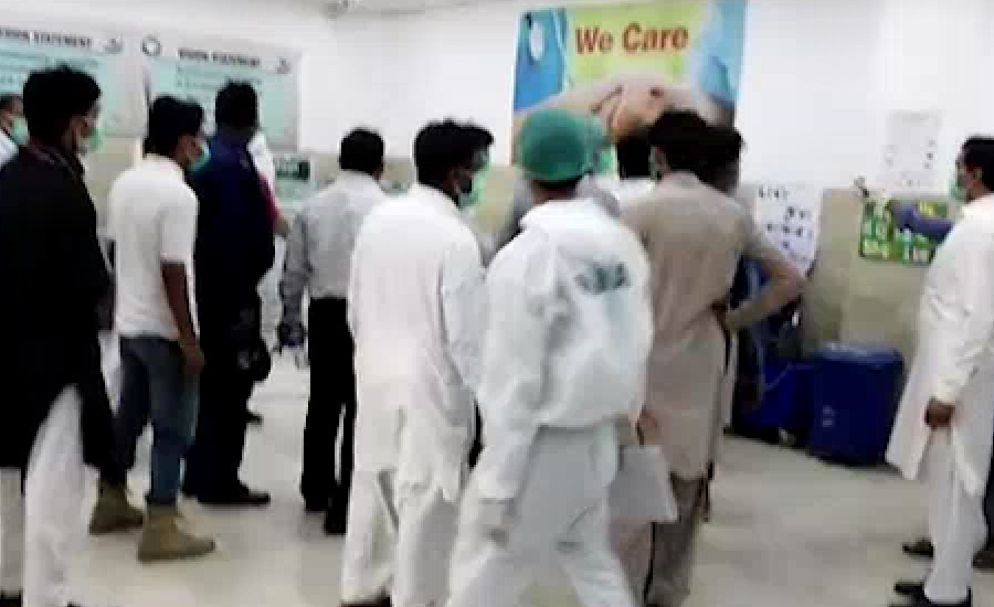 جناح اسپتال لاہور میں مریض کو آکسیجن نہ ملنے پر انتظامیہ اور لواحقین میں تصادم