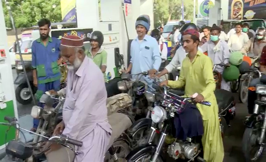 پٹرول سستا ہونے کے بعد کراچی میں نایاب، شہری خوار ہو گئے