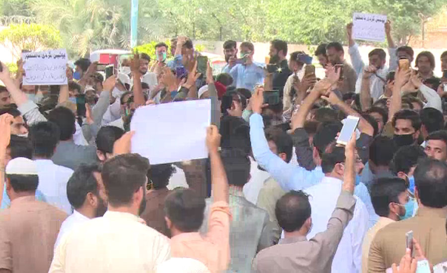 پشاور میں شہری پر تشدد کرنے کےخلاف احتجاج شدت اختیار کر گیا