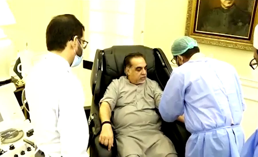 گورنر سندھ عمران اسماعیل نے کورونا مریضوں کیلئے پلازمہ عطیہ کردیا