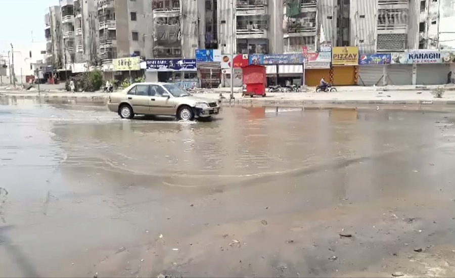 کراچی یونیورسٹی روڈ پر پانی کی واٹر سپلائی لائن پھٹنے سے سینکڑوں گیلن پانی ضائع