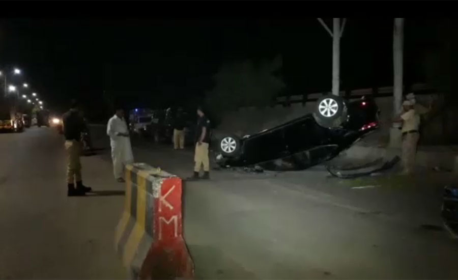 کراچی میں میرا ناکہ کے قریب تیز رفتار کار نے سڑک کنارے بیٹھے افراد کو کچل دیا