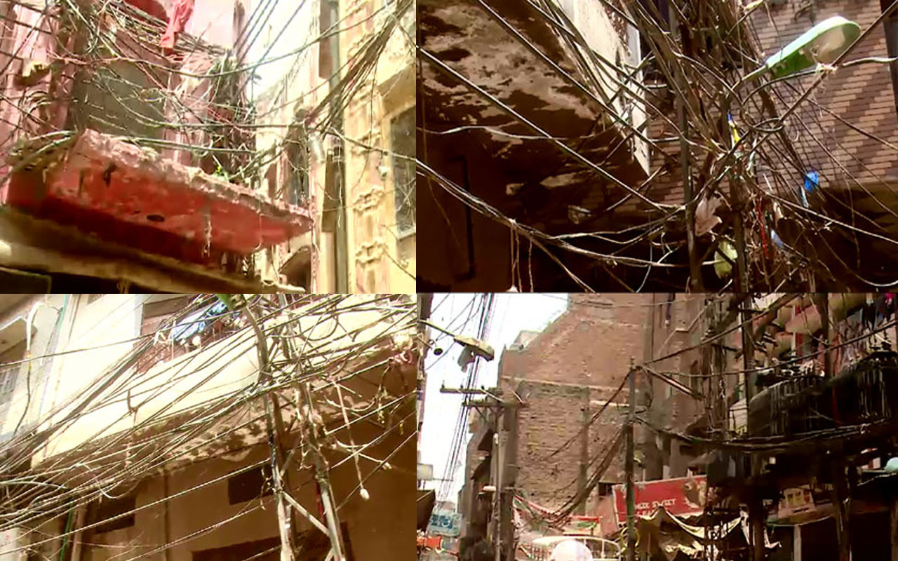 اندرون لاہور بھاٹی گیٹ میں بجلی کی لٹکتی بوسیدہ تاریں عوام کیلئے خطرہ بن گئیں