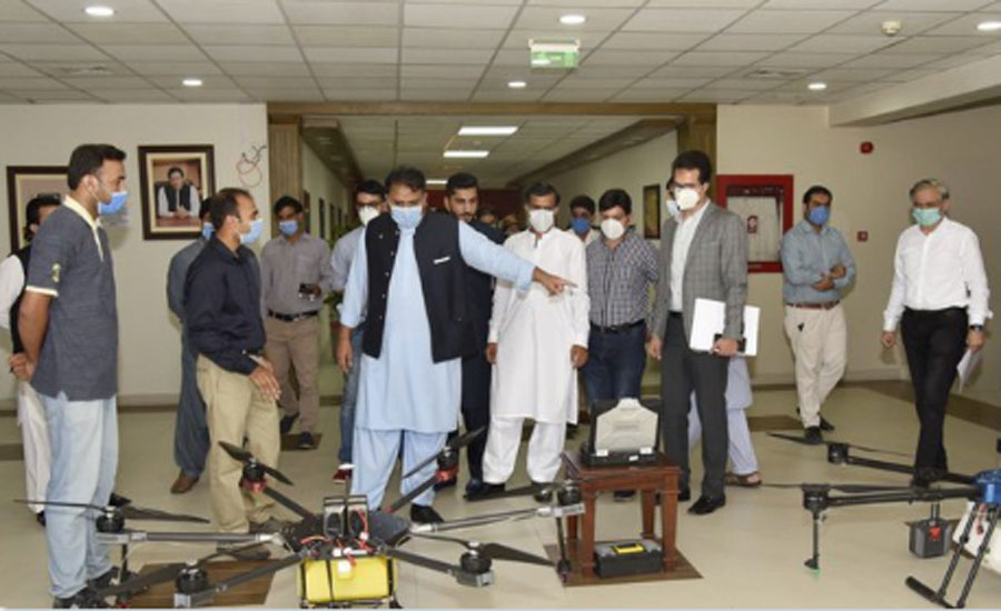 پاکستان نے کیڑے مار دوا کے اسپرے کیلئے زراعت ڈرون تیار کرلیا، فواد چودھری