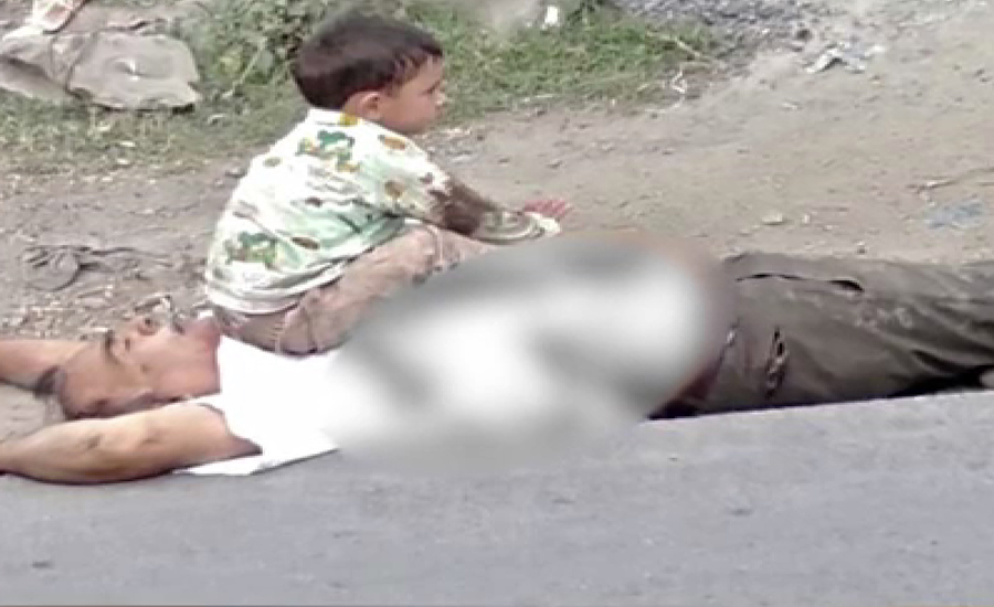 مقبوضہ کشمیر میں شہید بشیر احمد کی لاش پر بیٹھے پوتے کی تصویر نے سب کو رُلا دیا