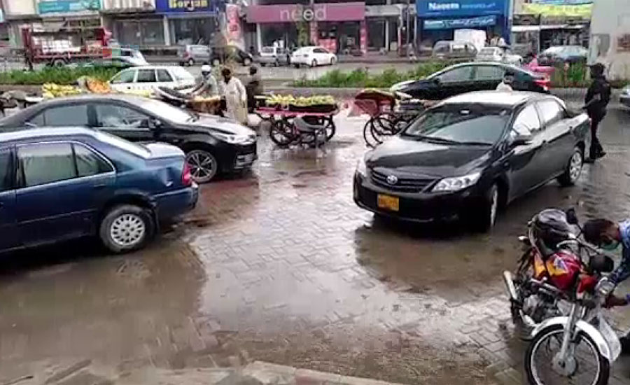 لاہور کے مختلف علاقوں میں موسلادھار بارش سے گرمی کی شدت کم ہو گئی