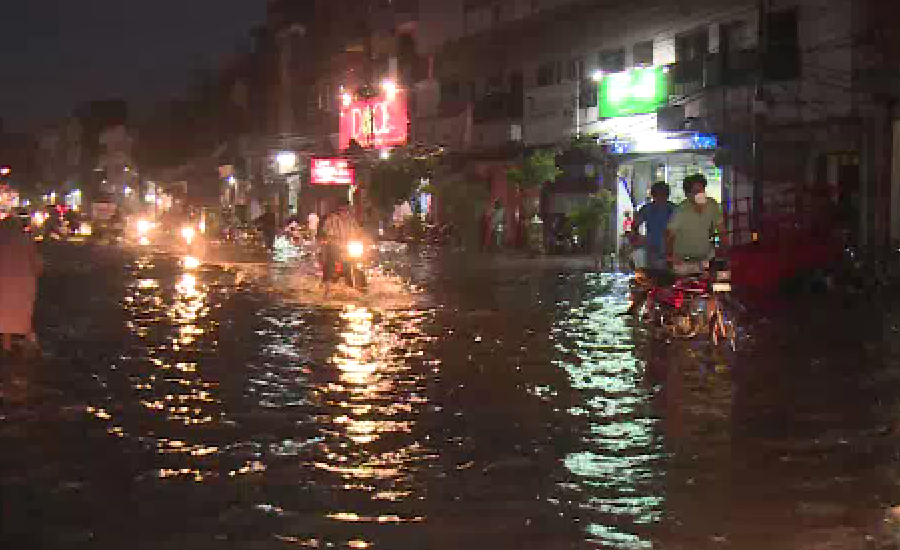لاہور میں بارش کے بعد نشیبی علاقے زیر آب،ٹریفک بھی جام رہی