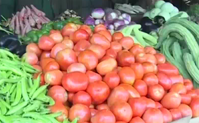 ٹماٹر سمیت سبز مصالحے کی بڑھتی قیمتوں نے عوام کو چکرا کر رکھ دیاٍ