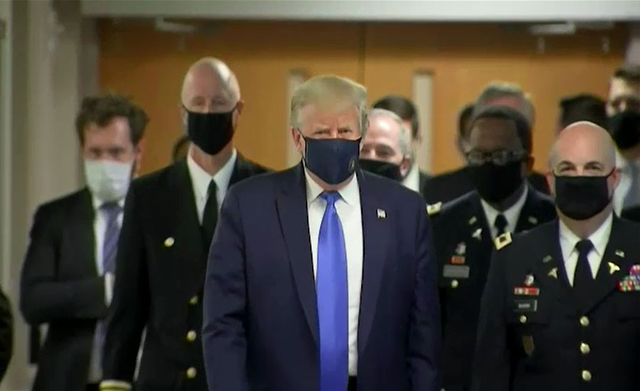 بلآخر صدر ٹرمپ نے بھی کورونا سے بچائو کیلئے ماسک پہن لیا
