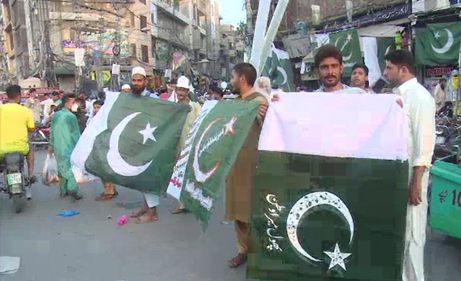 لاہور کے تمام بازاروں میں سبز ہلالی پرچموں کی بہار