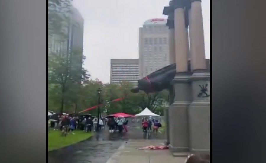 مشتعل مظاہرین نے کینیڈاکے پہلے وزیراعظم کا مجسمہ گرادیا