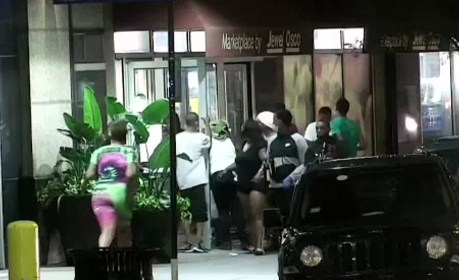 شکاگو کے کاروباری علاقے پر بلوائیوں نے دھاوا بول دیا، کئی دوکانوں میں لوٹ مار