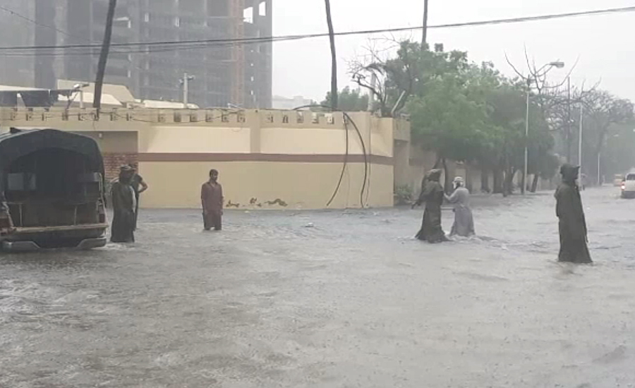 پاک آرمی اور بحریہ کا کراچی کے سیلاب متاثرہ علاقوں میں ریلیف آپریشن جاری