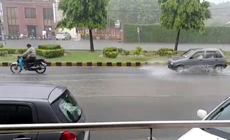 لاہور کے مختلف علاقوں میں تیز بارش ، سڑکوں پر پانی جمع