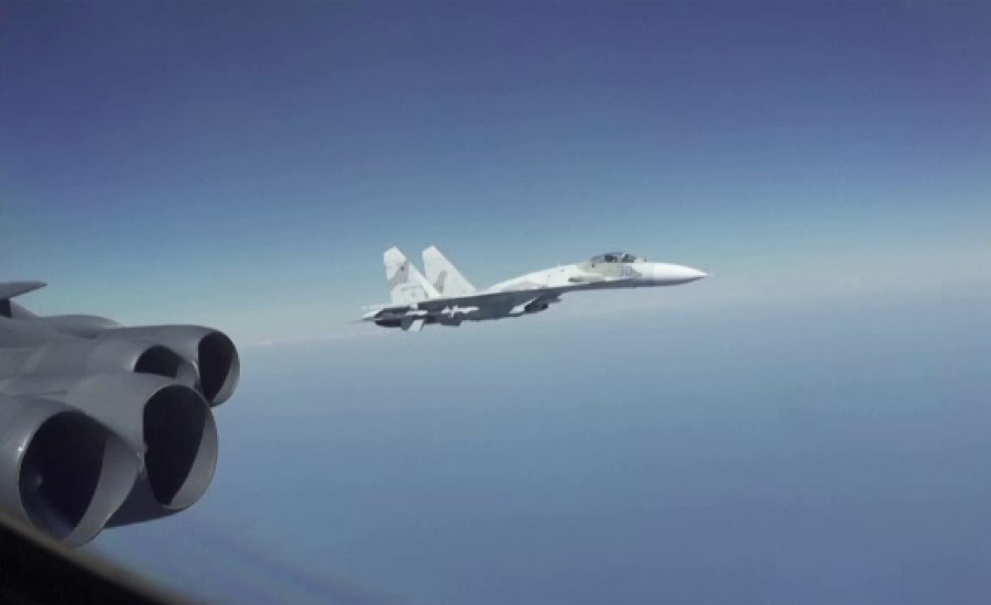 روسی طیارے فضا میں امریکی بمبار طیارے کے انتہائی قریب پہنچ گئے