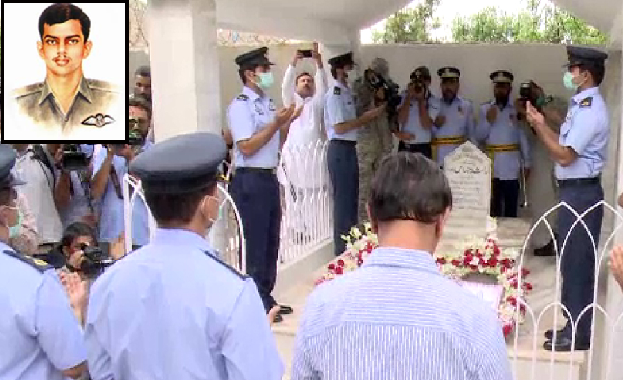 ائیر وائس مارشل عباس گھمن نے راشد منہاس شہید کی قبر پر پھولوں کی چادر چڑھائی
