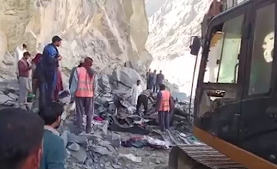 گلگت سکردو شاہراہ پر پہاڑی تودہ مسافر گاڑی پر گر گیا
