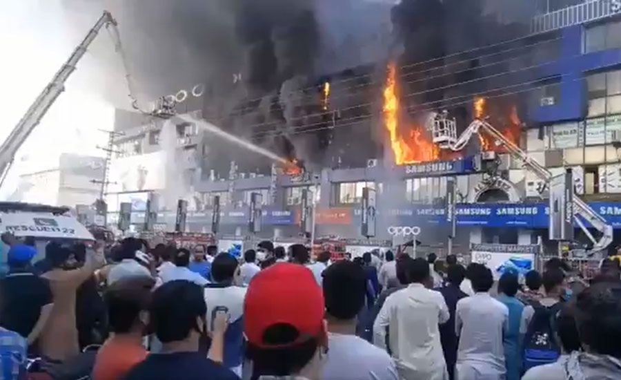 لاہور، حفیظ سنٹر آتشزدگی میں 400 دکانیں جل کر خاکستر، کروڑوں مالیت کا نقصان