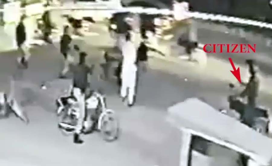 شاہراہ پاکستان کراچی پر شہری کو لوٹنے والے دو ڈاکو گرفتار