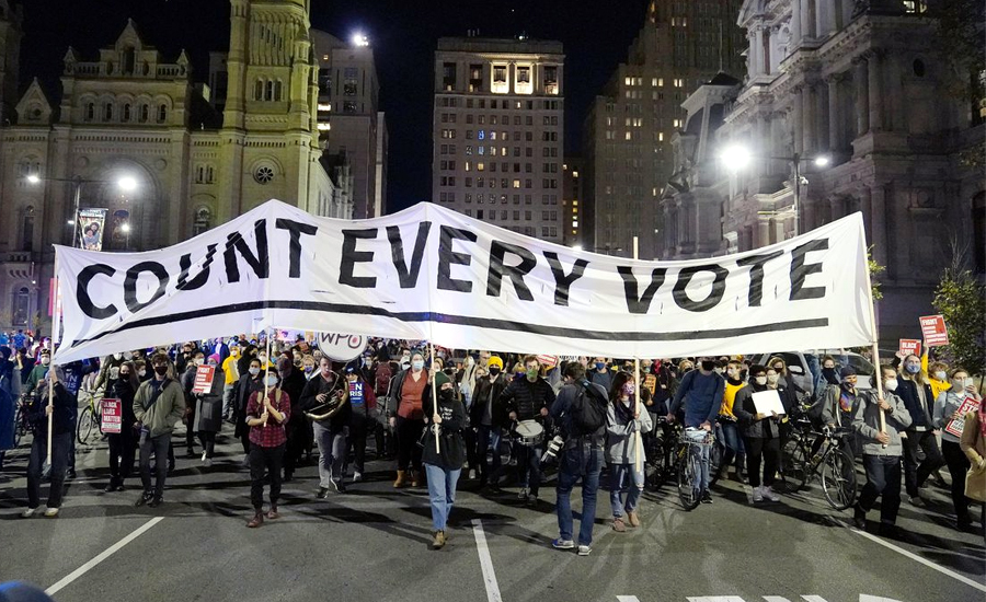 امریکا میں ووٹوں کے نتائج میں تاخیر اور اختلافات پر کئی شہروں میں احتجاجی مظاہرے پھوٹ پڑے