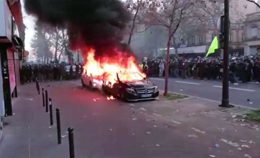 پیرس میں پولیس تشدد کیخلاف اور آزادی رائے کے حق میں ہزاروں افراد سڑکوں پر آگئے