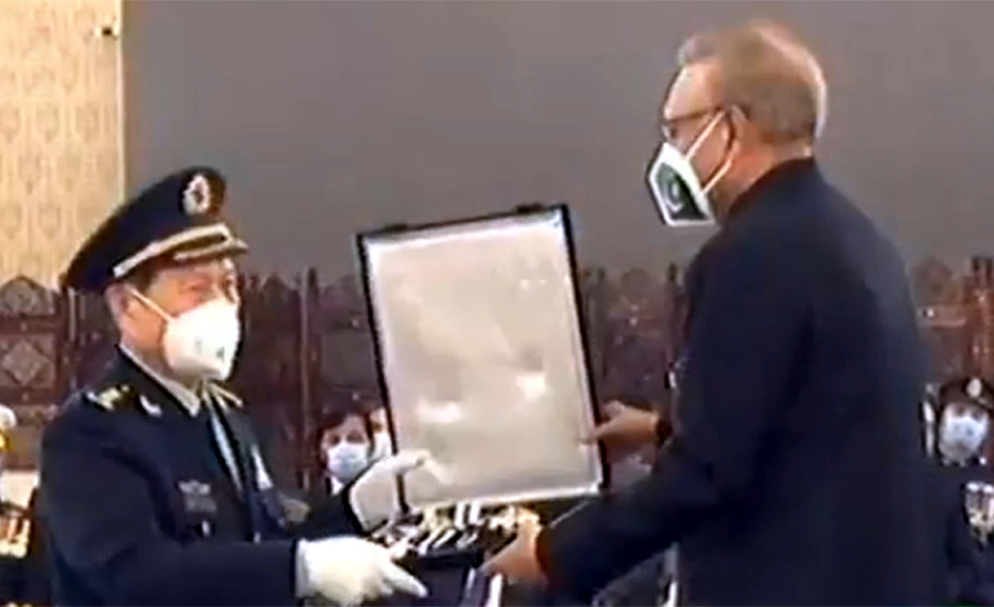 صدر عارف علوی نے چین کے وزیر دفاع کو نشان امتیاز ملٹری سے نواز دیا